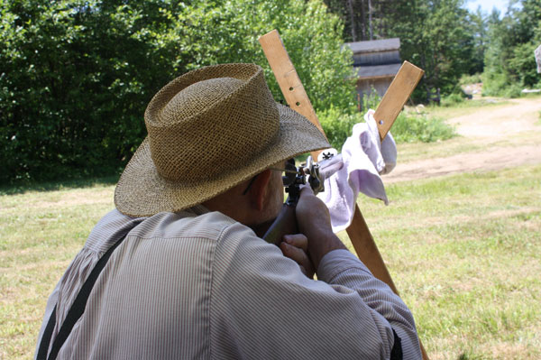 Shooting cross-sticks single shot rifle during side matches ...